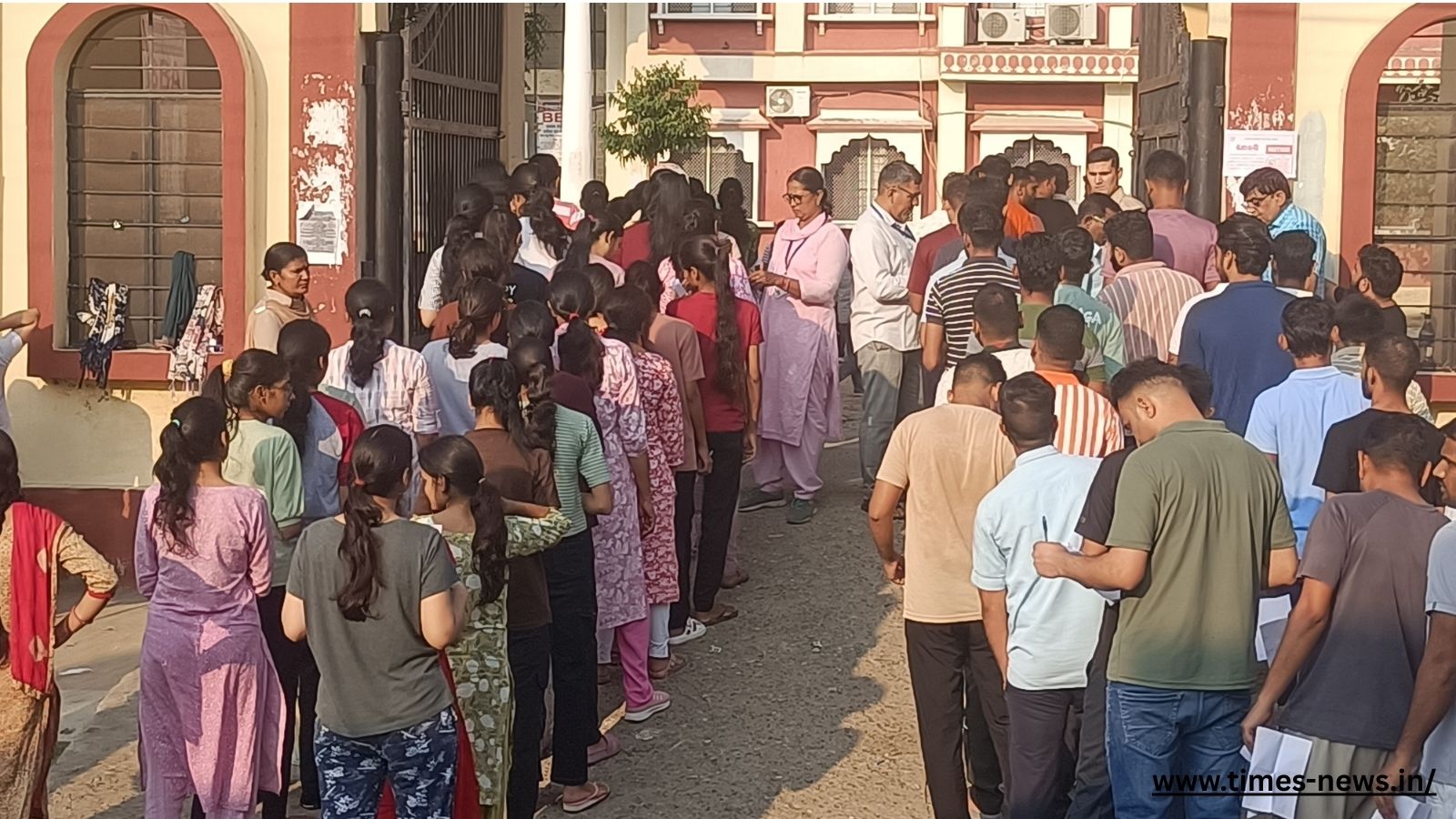 सपनों की उड़ान: झुंझुनूं में पटवारी भर्ती परीक्षा, एक उम्मीद की किरण