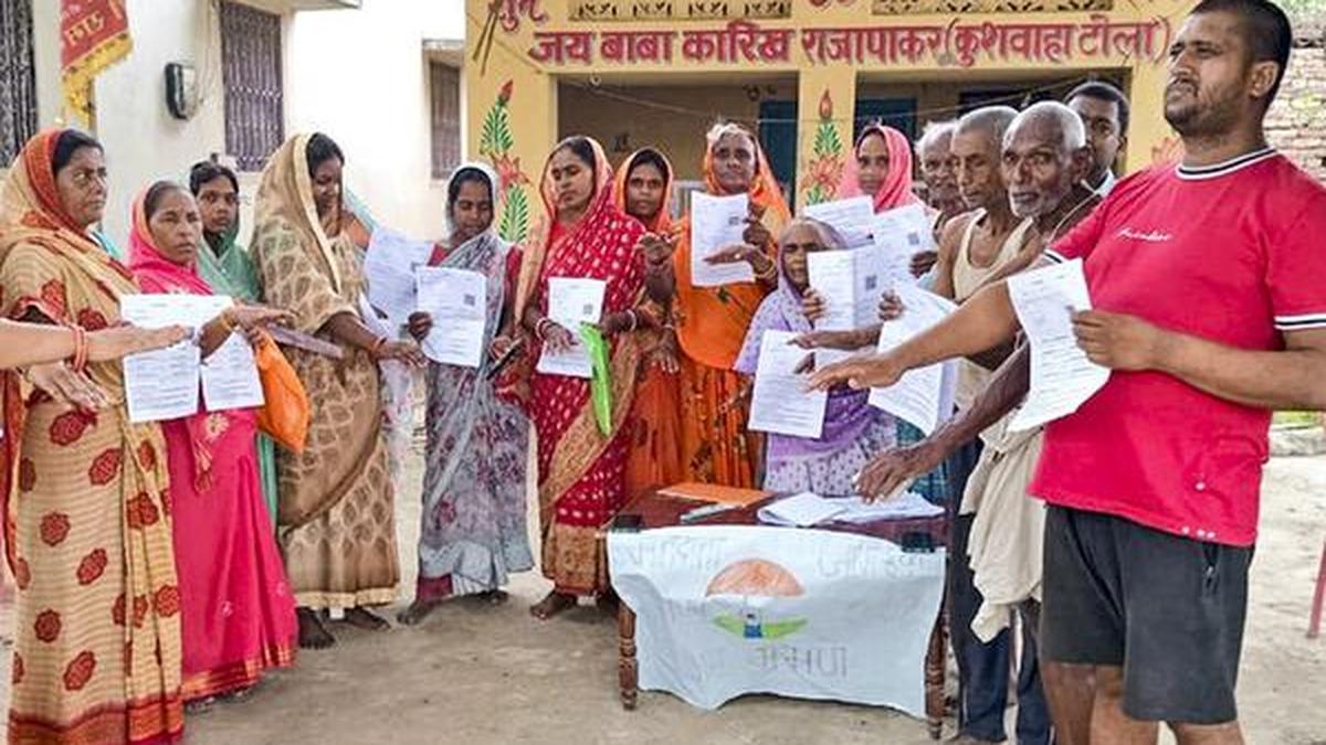  बिहार चुनाव: वोटर लिस्ट में नाम जुड़वाने की जद्दोजहद - एक जमीनी हकीकत